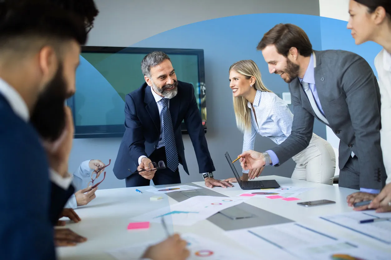 Un groupe de professionnels discutant autour d'une table de travail en bureau moderne